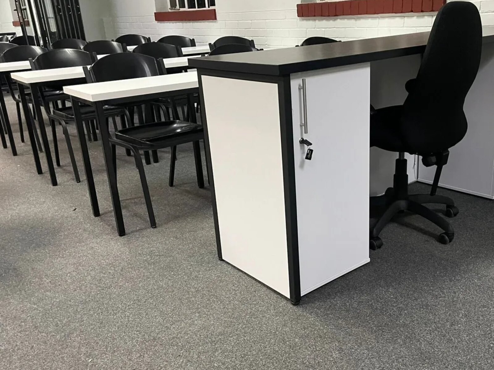 Ergonomic teacher chair